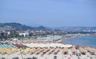 Пескара — крупный итальянский курорт, славящийся пляжами Пляжи в Пескаре - где лучше
